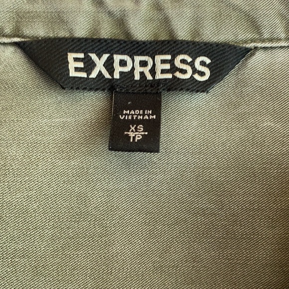 Express V-neck Shirt in Green - Picture 3 of 10